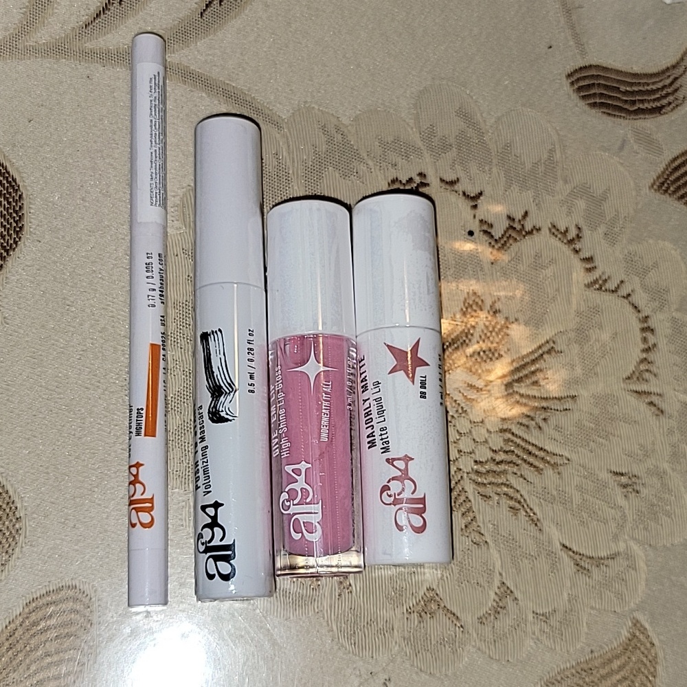 BUNDLE OF 4 af94 BEAUTY ITEMS